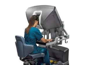 img134_xi_surgeon_at_console185170.jpg