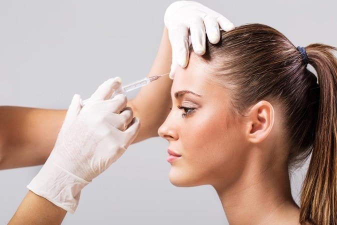 woman-having-botox-injection-on-forehead.jpg λάθος μπότοξ