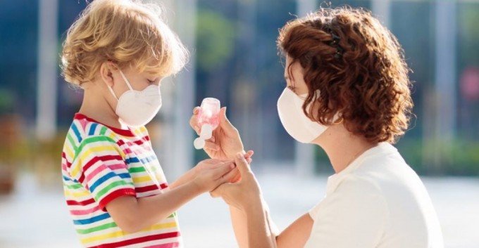 mom-and-son-masks.jpg Προστασία από ιώσεις